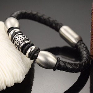 2017 Hombres Nuevo diseño de acero inoxidable Ranurado con cuentas negro trenzado cuero pulsera magnética - Product Image 2