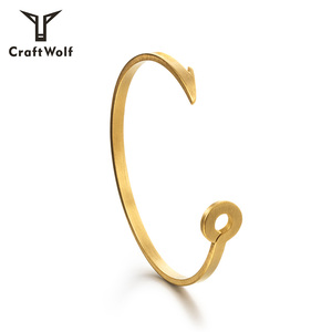 Brazalete Minimalista Craft Wolf para Hombre y Mujer, de Acero Inoxidable con Baño de Oro de 18K, Diseño de Ancla y Gancho de Pescar - Product Image 3