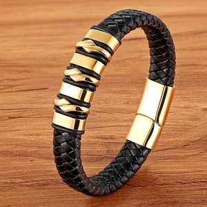 Nouveau <span class=keywords><strong>Bracelet</strong></span> Tressé <span class=keywords><strong>en</strong></span> <span class=keywords><strong>Cuir</strong></span> Véritable de <span class=keywords><strong>Luxe</strong></span> pour Hommes, Motif Géométrique, avec Breloque <span class=keywords><strong>en</strong></span> Acier Inoxydable Doré de Haute Qualité, Idéal comme Cadeau - Product Image 3