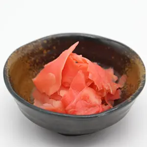 Sushi japonés jengibre fresco en escabeche dulce blanco y rosa