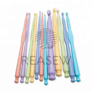 Hot Sales 2-10mm Multicolor 12pcs/Set Knitting Needles Plastic Candy Crochet Hook Set packing in OPP bag