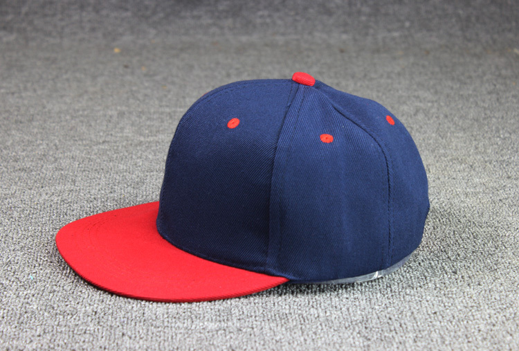 blu navy con visiera rossa