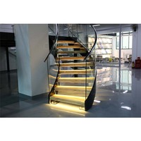 Designs modernes d'escaliers en bois avec colonne centrale