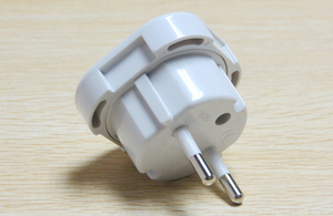 Reino Unido 3 pines con obturador de seguridad a enchufe Adaptador europeo de 4,0mm - Product Image 6