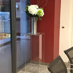 Vente en gros d'usine, piédestaux modernes en acrylique transparent, présentoirs de magasin personnalisés - Product Image 2