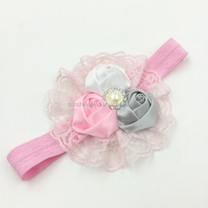 Triple Satin Rosette Bandeau Correspondant Étincelles Strass dans le Center Bébé Bandeau FOE Bandeau - Product Image 6
