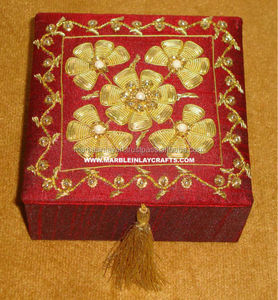 Boîte à bijoux indienne de forme carrée de broderie de Zari faite à la main de meilleure quantité avec la conception de fleur pour le cadeau d'affaires et les boîtes douées - Product Image 1