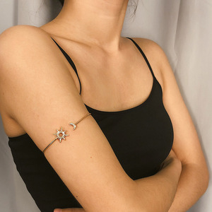 Brazalete fino ajustable con forma de luna y Sol de circón chapado en oro de aleación personalizada estadounidense - Product Image 4