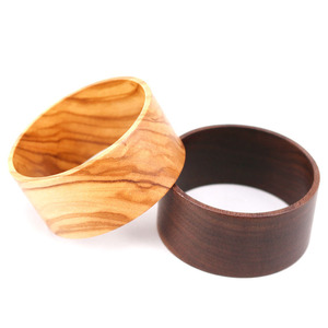 Conception de breloques en bois de mode, fabrication personnalisée d'anneau en bois large en bois d'olive/Wualnut, connecteur en bois pour l'artisanat - Product Image 2