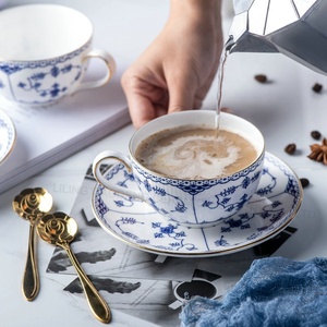 Grande capacità di cappuccino tazza di caffè <span class=keywords><strong>e</strong></span> piattino set, blu <span class=keywords><strong>e</strong></span> bianco tazza di porcellana <span class=keywords><strong>e</strong></span> piattino set con bordo in <span class=keywords><strong>oro</strong></span> antico tazze - Product Image 2