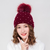 Bonnet avec pompon en fourrure pour femme, tricoté et perles, accessoire d'hiver, nouvelle collection