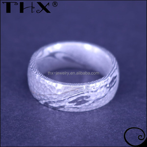 Bague pour homme en acier damas martelé pur, unique et sur mesure, bague éternelle pavée en acier damas martelé à grains de mode - Product Image 3