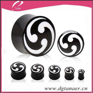 orgánica de cuerno de búfalo de silla de montar enchufe de oído con shuriken negro diseño - Product Image 1