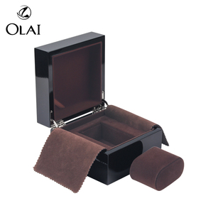Scatola <span class=keywords><strong>per</strong></span> Orologi in <span class=keywords><strong>Legno</strong></span> Laccato Nero Lucido con Logo Personalizzato, Cuscino in Velluto Marrone all'Interno, Confezione <span class=keywords><strong>Regalo</strong></span> <span class=keywords><strong>per</strong></span> Orologi - Product Image 2