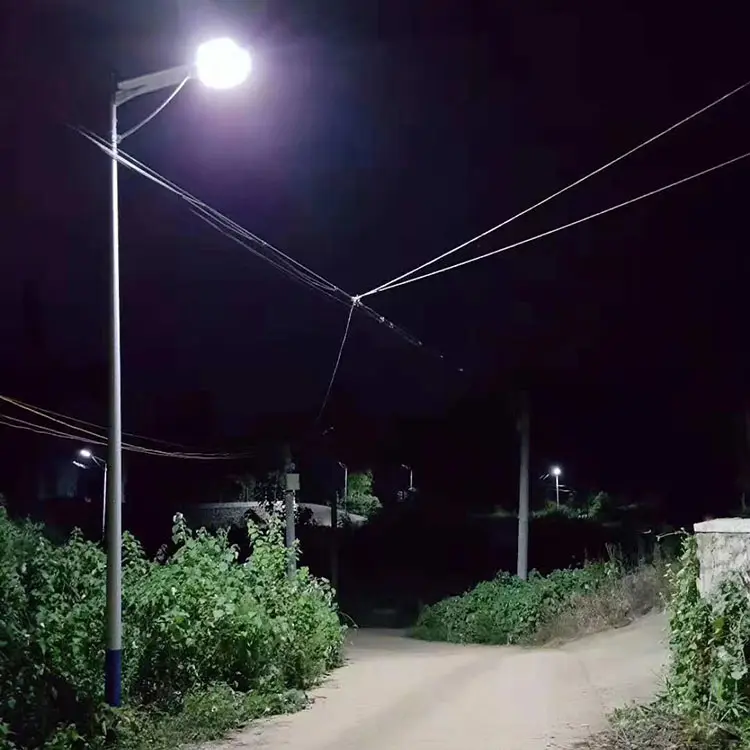 Kecerahan Tinggi 30W 50W 60W 80W Surya Lampu Jalan Baja Galvanis Tiang Lampu Jalan Tiang Lampu dengan Tangan