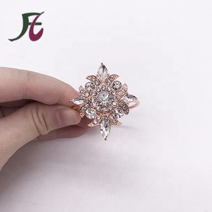 Anello Portatovagliolo in Cristallo con Strass Dorato Rosa di Alta Qualità Stile Antico - Product Image 5