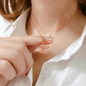Gioielli alla Moda, Collana con Ciondolo a Forma di Ape in Zirconia Cubica Placcata Oro Rosa 18k per Donne N082 - Product Image 2