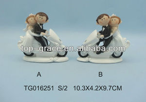 Pareja de <span class=keywords><strong>novios</strong></span> por motor acolchados <span class=keywords><strong>torta</strong></span> de <span class=keywords><strong>la</strong></span> boda al por mayor - Product Image 1