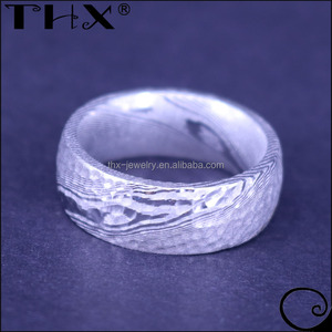 Bague pour homme en acier damas martelé pur, unique et sur mesure, bague éternelle pavée en acier damas martelé à grains de mode - Product Image 1