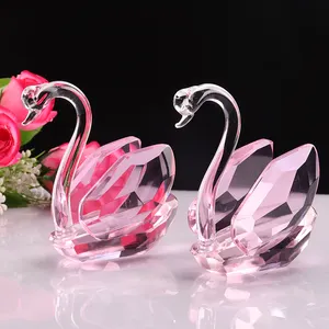 Пара лебедей из хрустального стекла на заказ для свадебных сувениров - Product Image 1