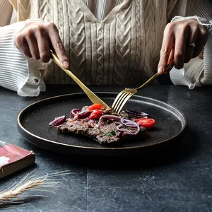 Avrupa tarzı lüks mat siyah seramik biftek tabağı altın jant 8 "10" makarna yemek tabakları restoran için