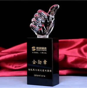 Venta al por mayor logotipo personalizado diseño pulgares de cristal con forma de escudo de cristal premios - Product Image 2
