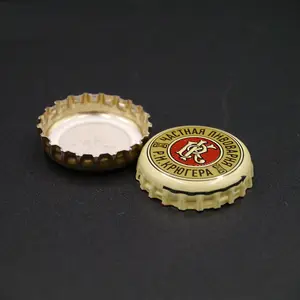 Toptan özelleştirilmiş ucuz fiyat toptan baskılı beyaz siyah altın cam bira şişesi 26 mm taç bira kapaklar