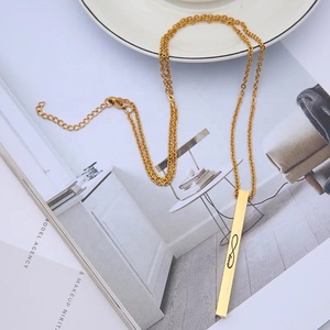 Collana con ciondolo iniziale personalizzato con nome inciso a barra verticale placcato oro 14K personalizzato moda donna - Product Image 4