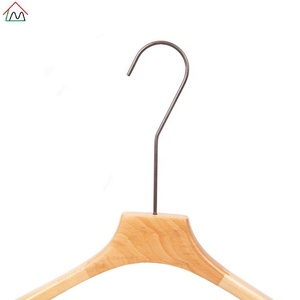 Nhà Máy Giá Rẻ Giá Thời Trang Flat Top Sang Trọng Dài Cổ Cửa Hàng Quần Áo Beech Móc Áo Bằng Gỗ - Product Image 2