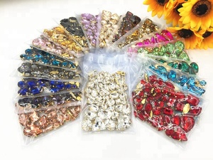 Diamantes de imitación sueltos para coser con reverso plano de forma mixta violeta de cristal con garra dorada - Product Image 4