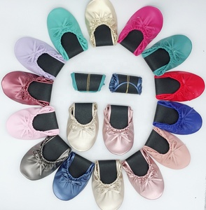 Fabrieksprijs Populaire Aangepaste Dames Opvouwbare <span class=keywords><strong>Ballerina</strong></span> Zacht Goud Platte Schoenen Met Tas