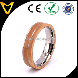 Bague d'anniversaire en titane et bois de 6 mm pour femme, design personnalisé à bords simples, en bois d'érable et titane - Product Image 3