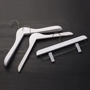 Biểu Tượng Tùy Chỉnh Thiết Kế Thời Trang Trắng Ash Quần Áo Bằng Gỗ Hanger Với Gun Đen Phụ Kiện