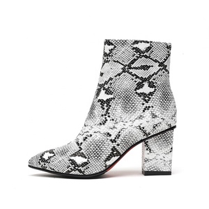 Fatti a mano floccaggio pesante maturo Sexy pelle di serpente ragazze caviglia <span class=keywords><strong>tacco</strong></span> <span class=keywords><strong>basso</strong></span> <span class=keywords><strong>stivali</strong></span> da <span class=keywords><strong>donna</strong></span> - Product Image 4