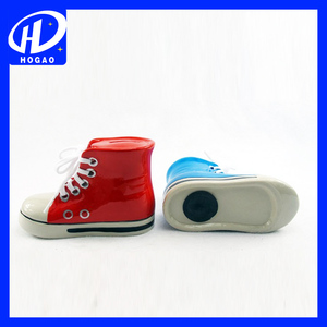 Alcancía de Cerámica Vintage Pintada a Mano con Forma de Zapatilla Deportiva - Product Image 3
