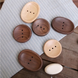 Porte-savon rond en bois de noyer noir écologique fait à la main classique - Product Image 5