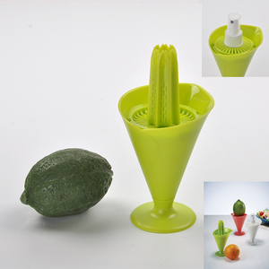 Citron-Squeezer d'ABS de couleur verte d'herbe de conception habile avec le pulvérisateur - Product Image 1