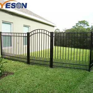 錬鉄製の庭のフェンスとゲートのデザインがシンプル