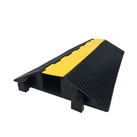 Protector de Cables de Goma y PVC Amarillo+Negro de Alta Resistencia de 1 Canal con Protección Antipresión para Uso en Concreto a 10-15 mph