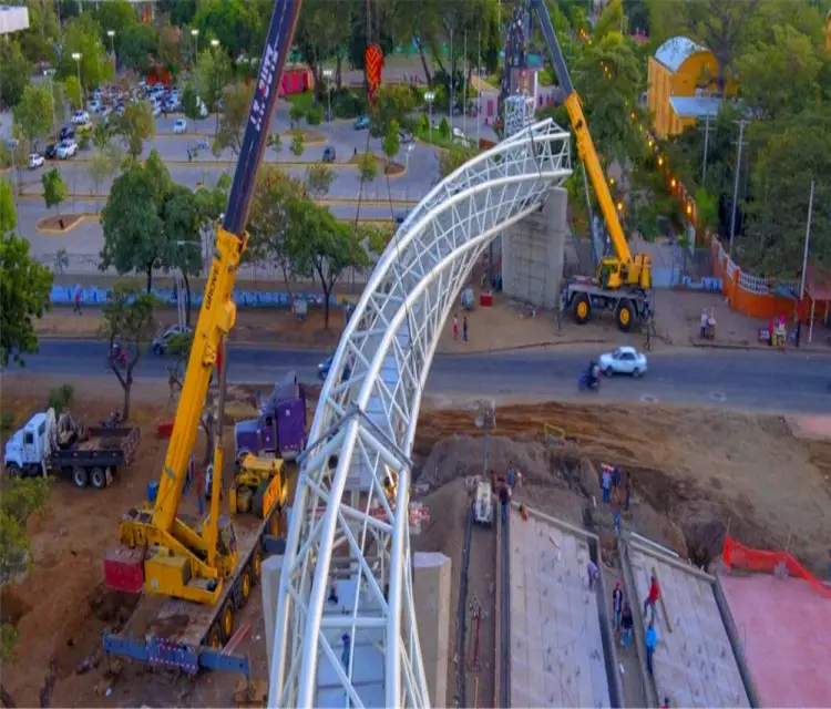 พื้นที่โลหะ Truss กรอบ Pedestrian Bridge โครงสร้างเหล็กสะพานออกแบบ