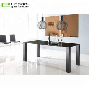 Mesa de jantar de vidro temperado retangular com 4 pernas de ferro pretas