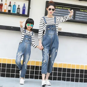 En Stock de Corea del estilo de color azul lavado padres niños monos jeans casual pantalones de mezclilla