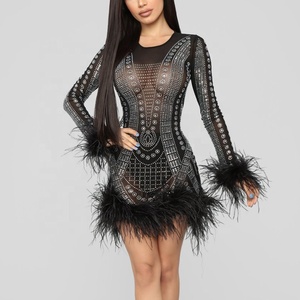 Abito Casual <span class=keywords><strong>Nero</strong></span> <span class=keywords><strong>con</strong></span> Otto Maniche Decorate <span class=keywords><strong>con</strong></span> <span class=keywords><strong>Piume</strong></span> e Strass 2019 - Product Image 2