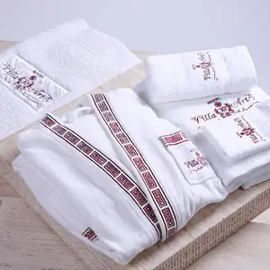50% de descuento fabricante personalizado de algodón turco traje de baño blanco Waffle bordado toallas y bata de baño
