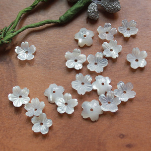 Yanyan 8MM Venta al por mayor OEM Accesorios de Coral de Hueso de Concha de Gema Suelta, Flor Tallada de Nácar MOP Rosa/Blanco/Amarillo para Joyería - Product Image 4