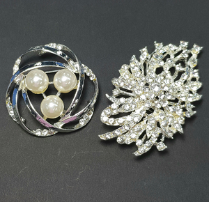 Hot Sell Flower Shaped Jewelry Rhinestone Brooch - Product Image 1