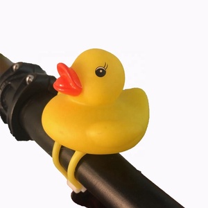 Vélo pour enfants avec phare avant en forme de petit <span class=keywords><strong>canard</strong></span> jaune mignon, mini <span class=keywords><strong>klaxon</strong></span> LED en silicone alimenté par batterie Clover CL7333, clignotant cyclique - Vente chaude - Product Image 3