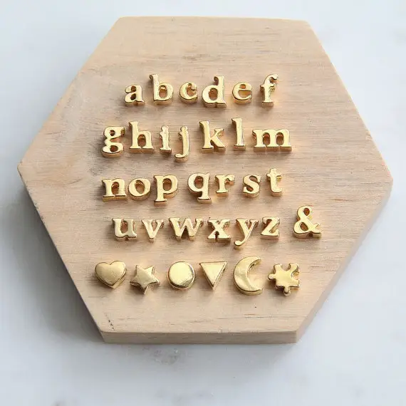 Neueste design mode zubehör legierung gold ersten metall alphabet brief perlen
