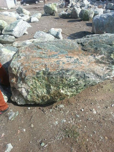 Jade néphrite brute des mines - Product Image 1