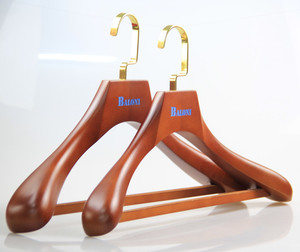 2025 Bán Buôn Tùy Chỉnh Quần Áo Sang Trọng Biểu Tượng Bằng Gỗ Phù Hợp Với Móc Áo Giá Đen Áo Gỗ Móc Áo Với Quần Thanh - Product Image 4